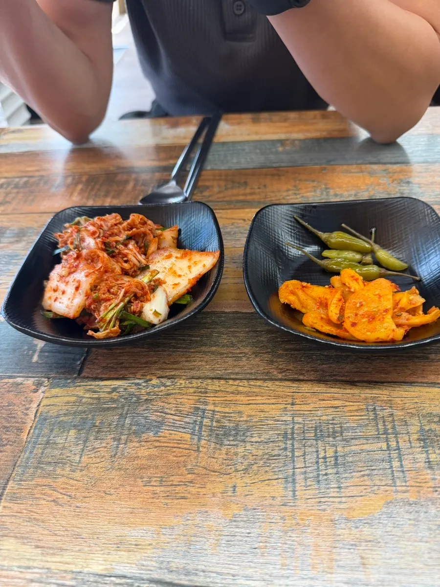 Table setting with the ₩9,000 kalguksu at Gogo Kalguksu
