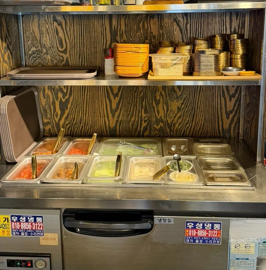 Self-serve bar for grabbing extra side dishes