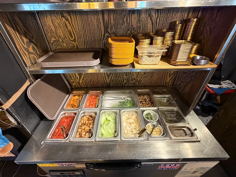 쌈과 반찬을 담아 먹는 셀프바