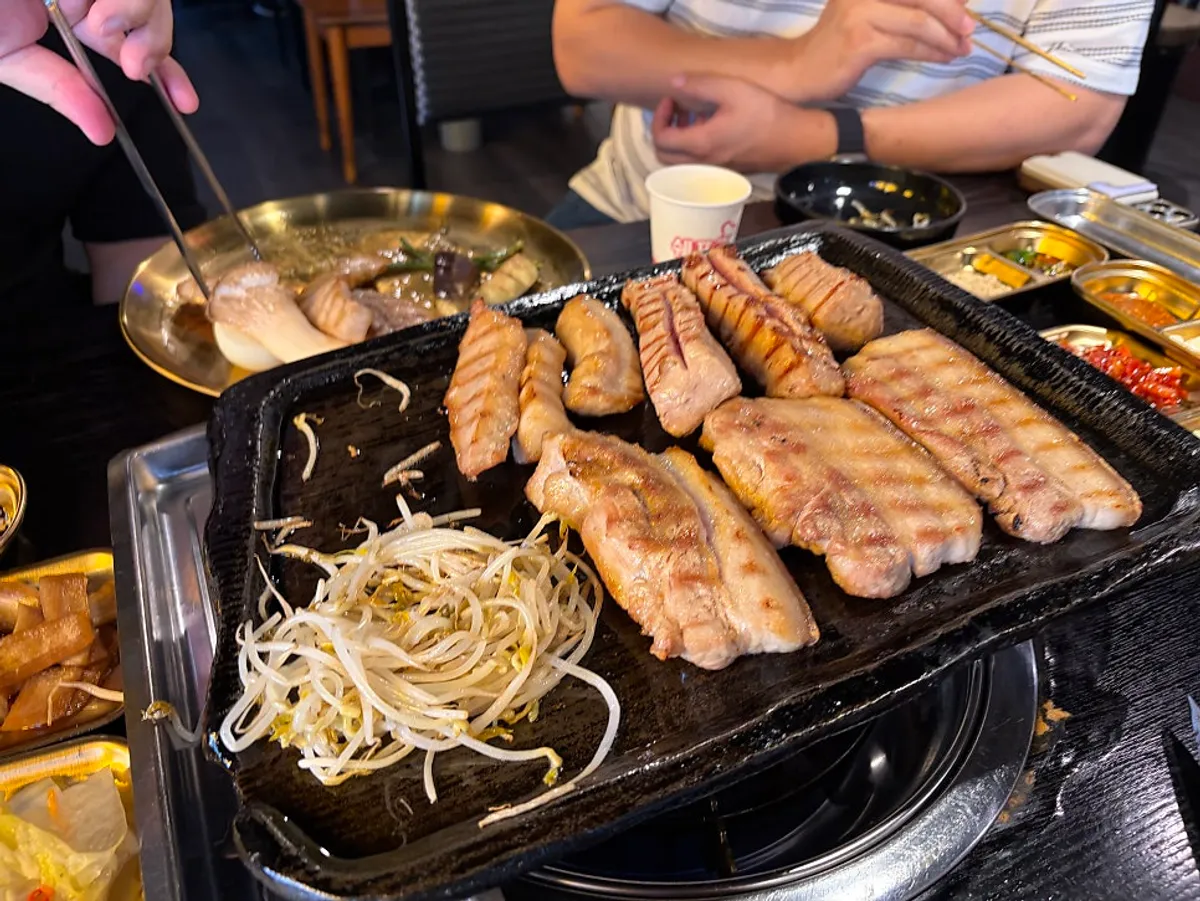 참나무 훈연 초벌로 나온 숙성 오겹살