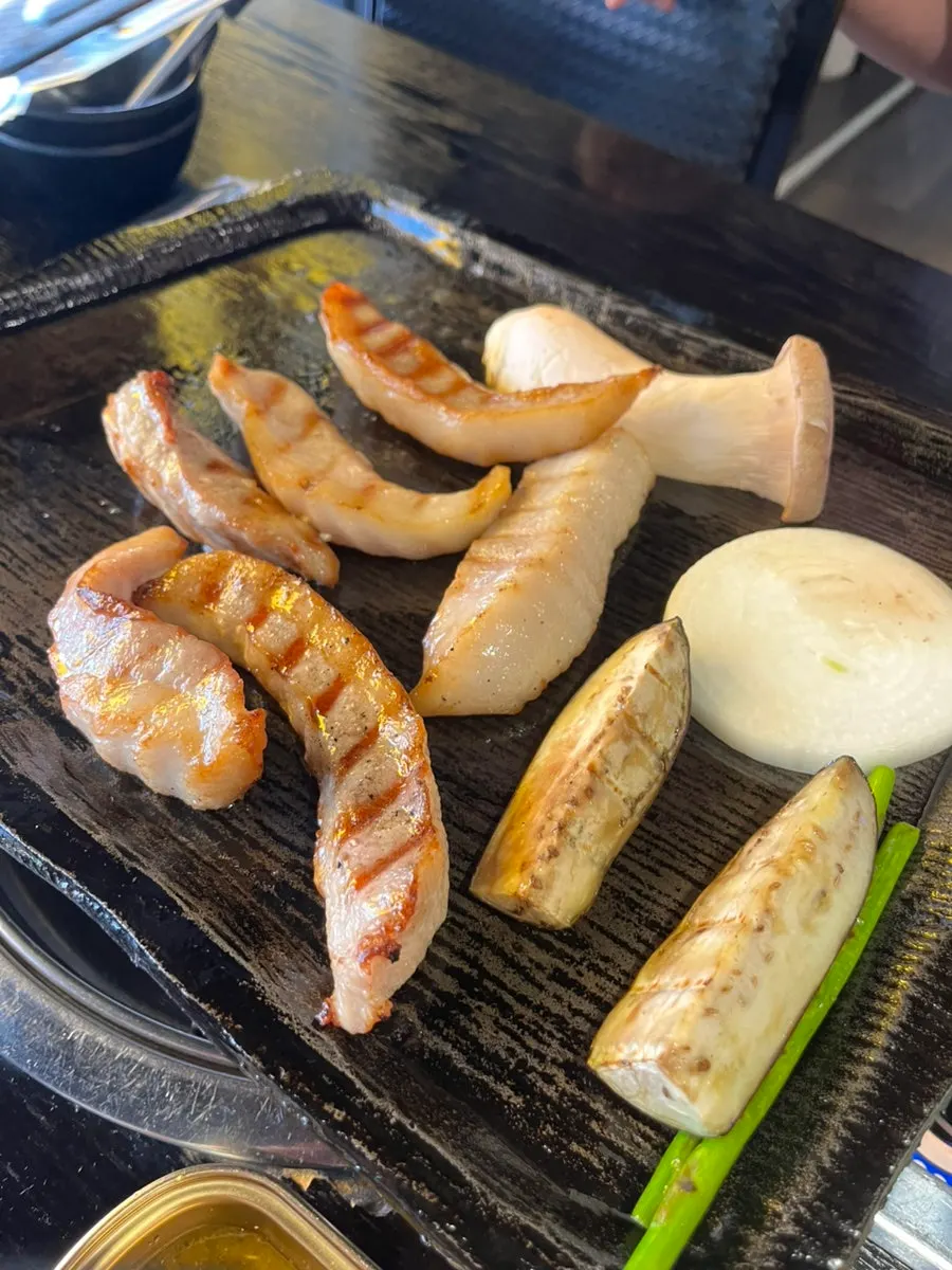 참나무 훈연 연기가 나오는 돔 퍼포먼스