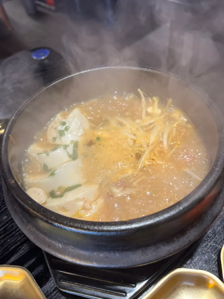 구운 항정살과 대파김치, 소스