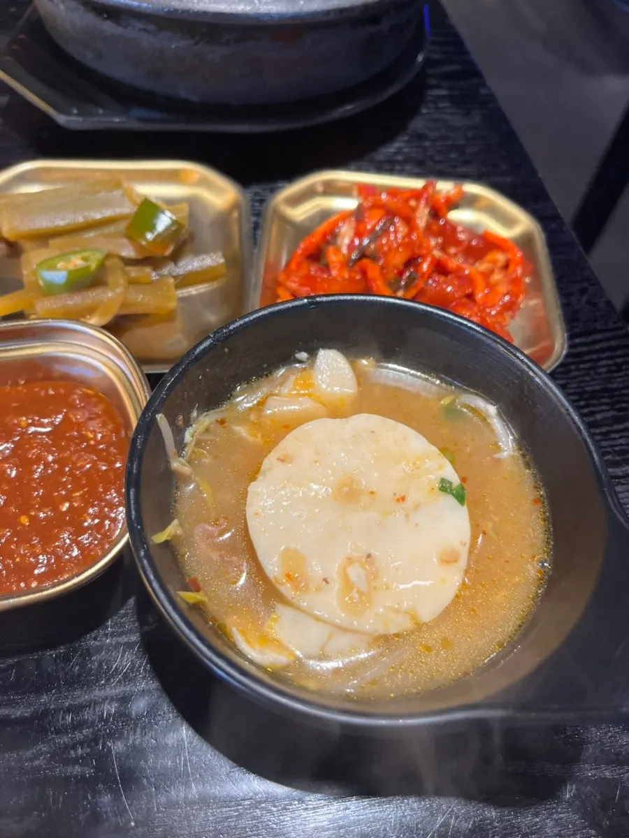 순두부 된장찌개 국물과 밥 한 상
