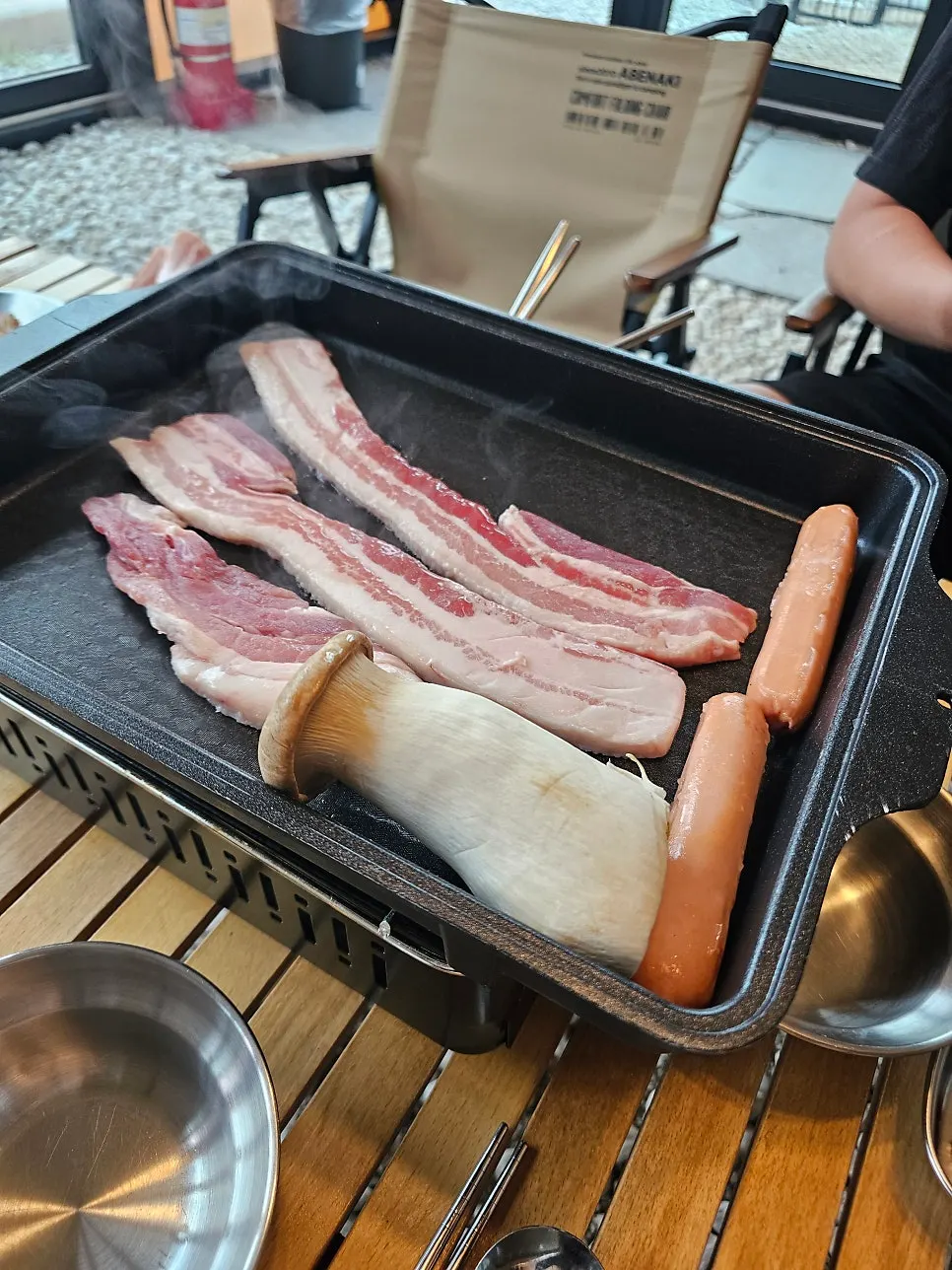 바베큐 준비가 끝난 테이블