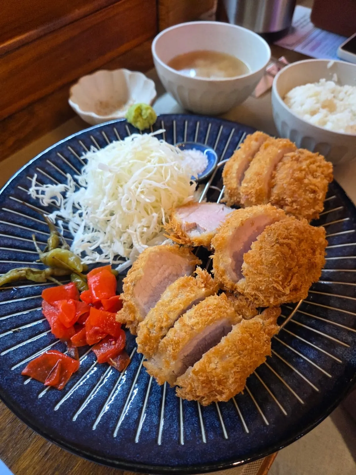 두툼하게 썰린 히레카츠 단면과 양배추 샐러드