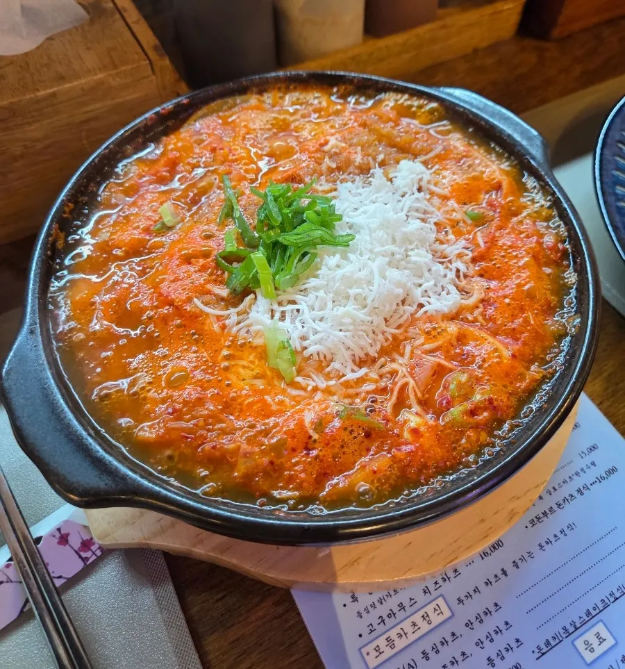 눈꽃 치즈와 파를 올린 김치치즈나베 돈카츠