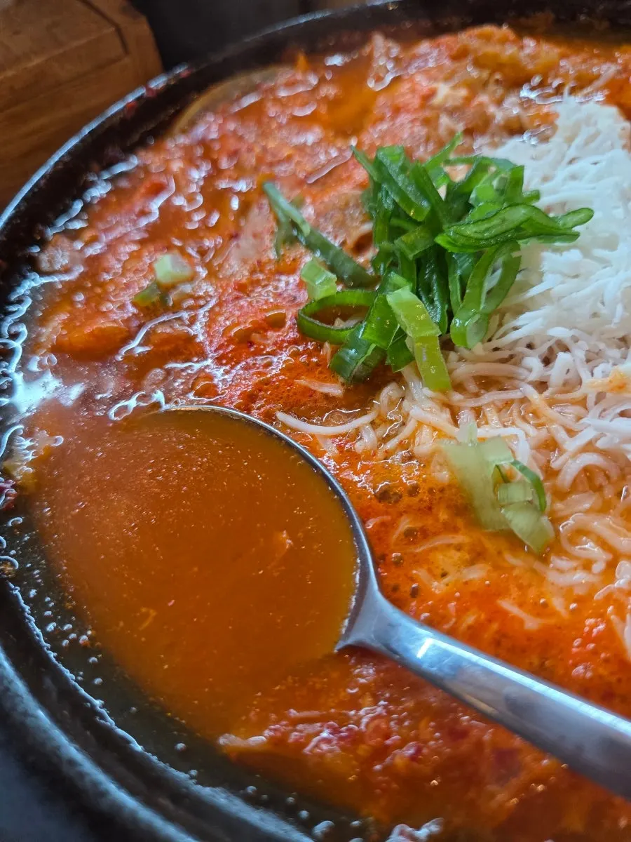 보글보글 끓는 김치나베 빨간 국물