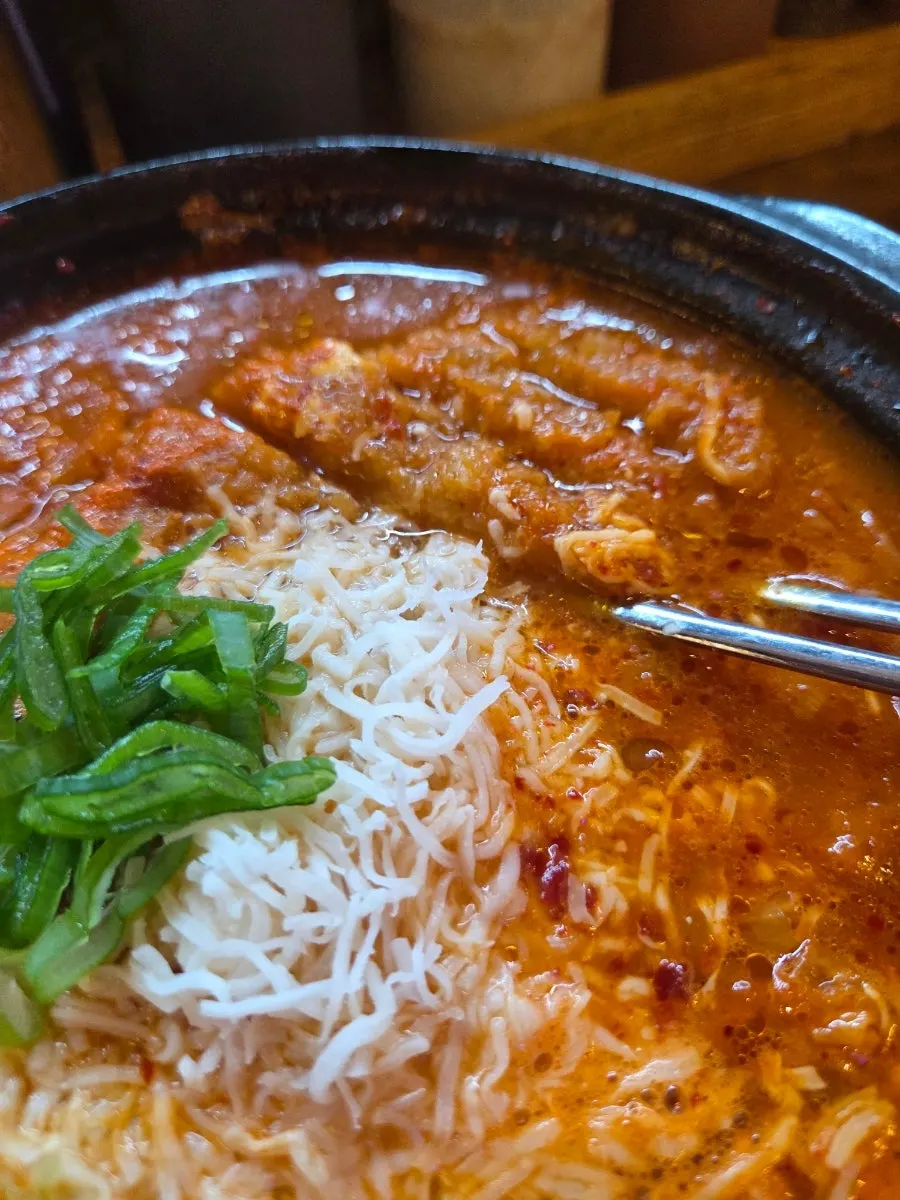 국물을 머금은 나베 속 돈카츠 건져 올린 모습