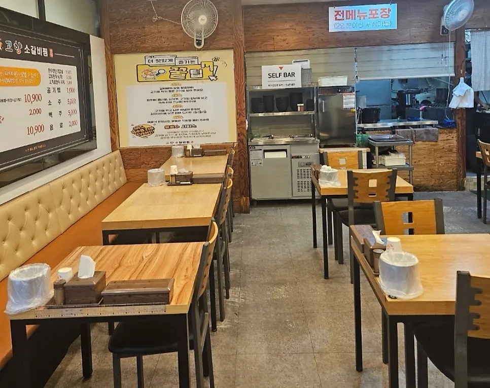 テーブルが整然と並ぶコヒャンソガルビチム馬山陽徳店の店内