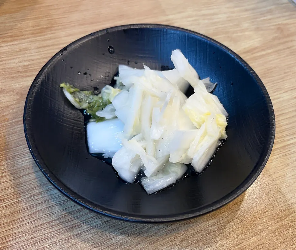ご飯と味噌チゲが一緒に出された食卓