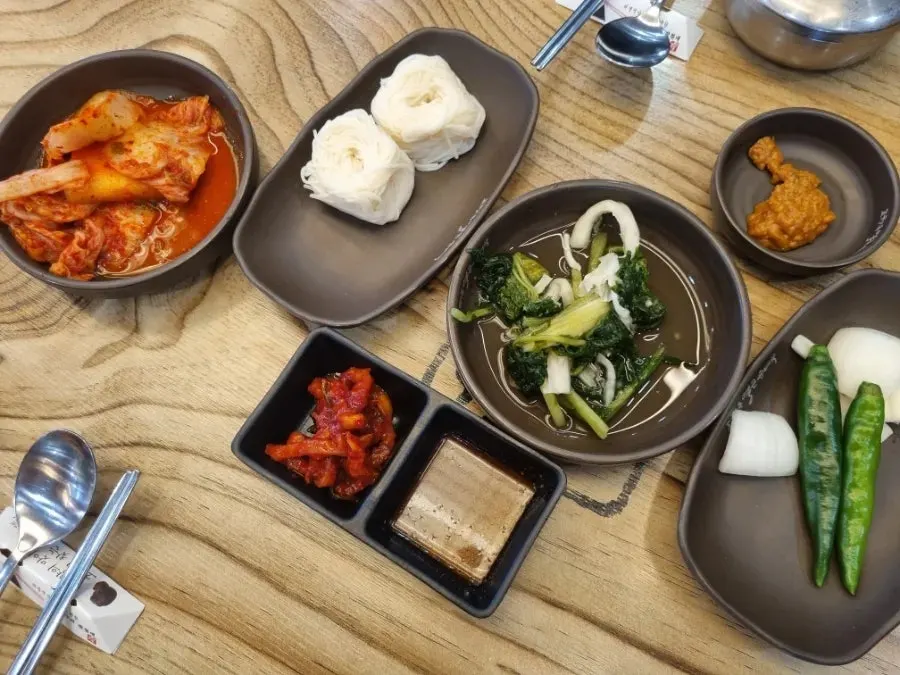 소면과 열무백김치가 놓인 기본 반찬 상차림