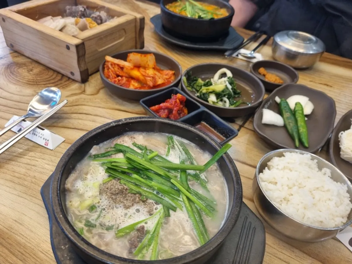 얼큰 순대국과 순 순대국, 편백모듬 한상