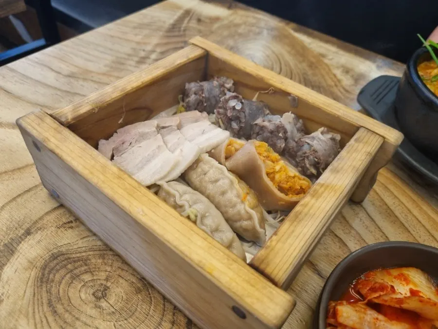 수육보쌈과 아바이순대가 담긴 편백모듬 찜기