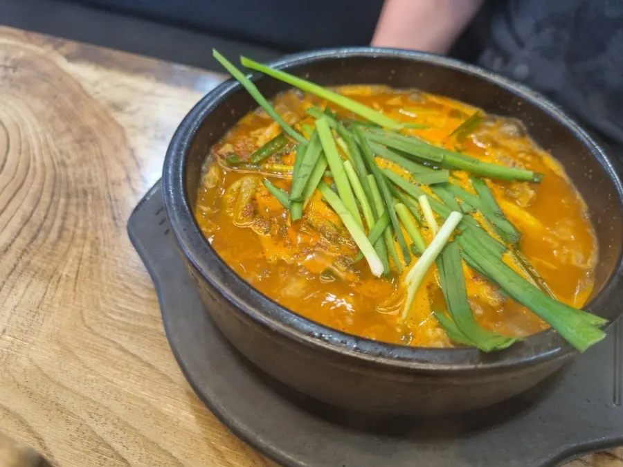 푸짐하게 차려진 국밥 한상