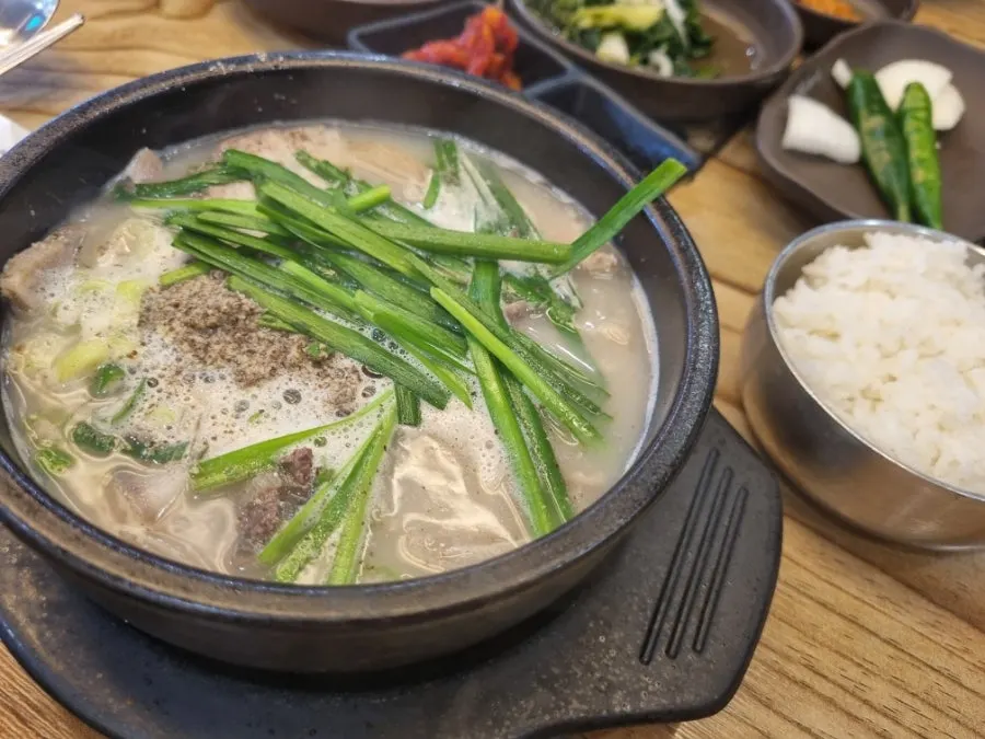 붉은 국물의 얼큰 순대국 뚝배기