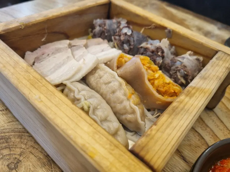 뽀얀 국물의 순 순대국 뚝배기