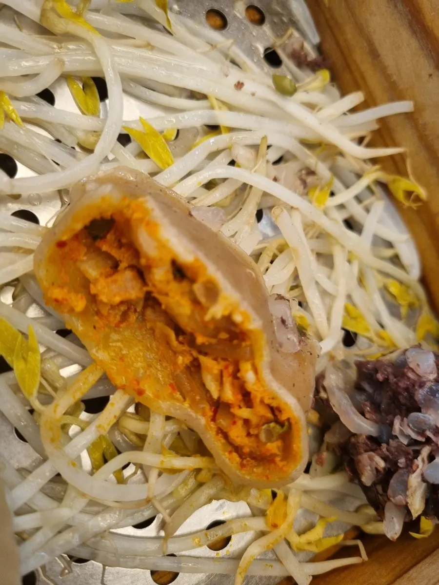 순대국 한 숟갈을 뜬 모습