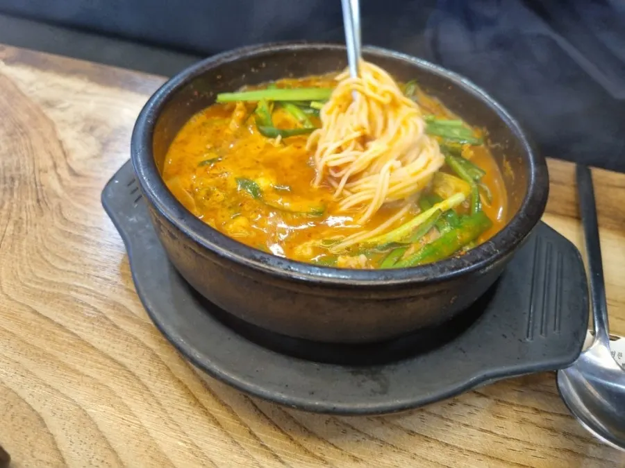 숙주 위에 올린 수육보쌈과 아바이순대