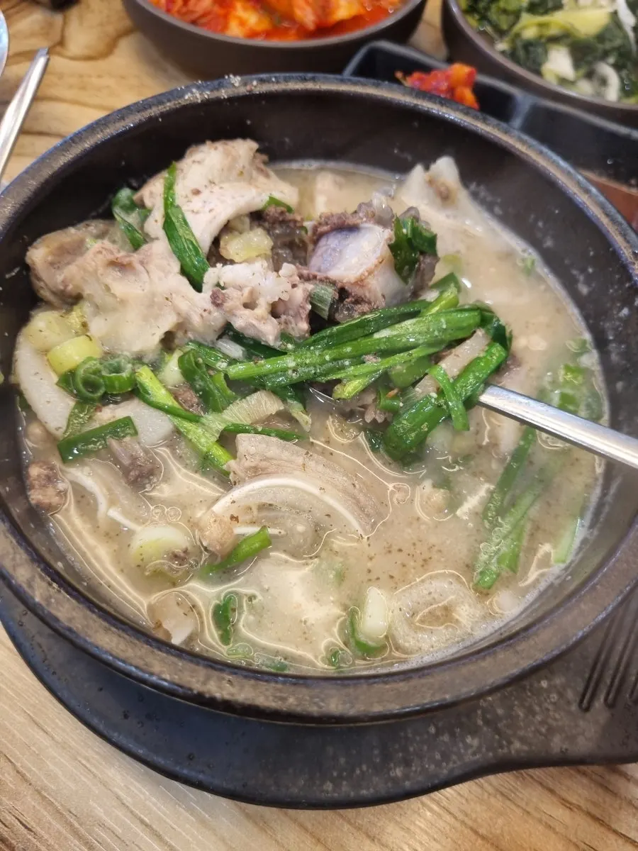 순대국에 소면을 넣는 모습