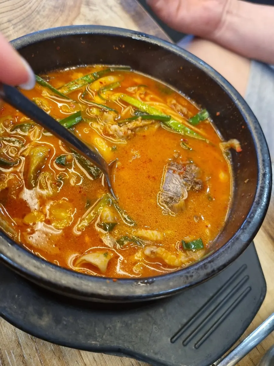 머릿고기와 순대가 가득한 뚝배기 속