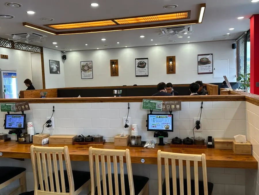 혼밥하기 좋은 1인석이 있는 매장 내부