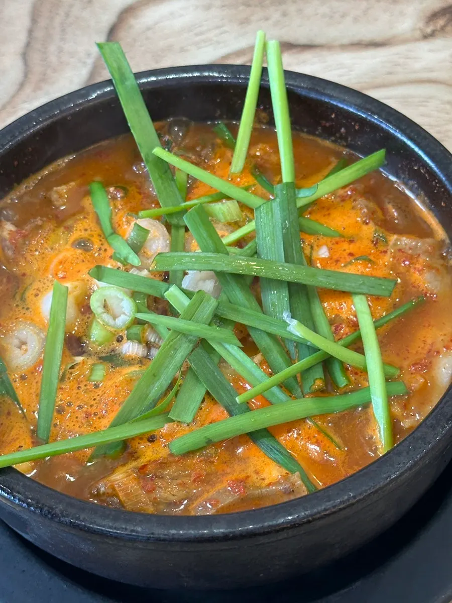 잡내 없는 얼큰순대국 국물 클로즈업