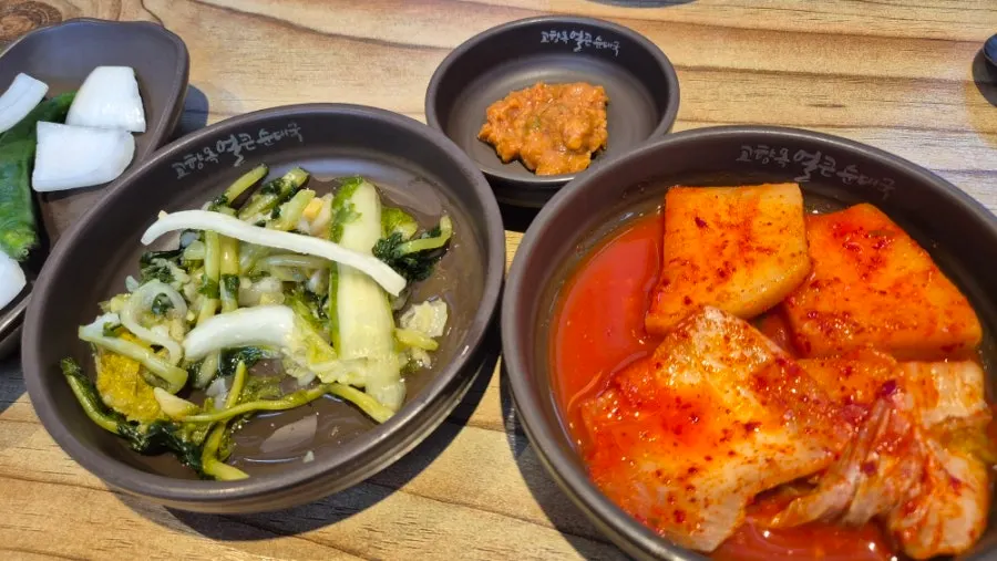 Sundae soup served with kimchi and white kimchi