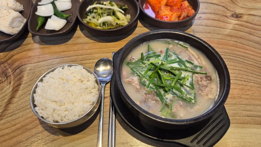Stone pot of mild sundae soup topped with chives