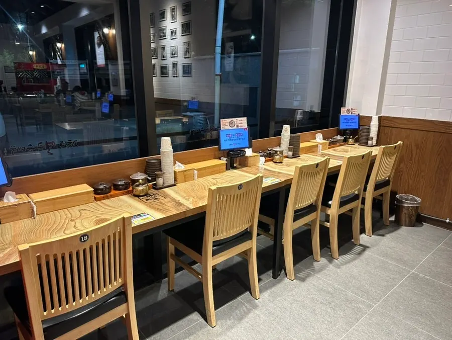 혼밥하기 좋은 카운터석