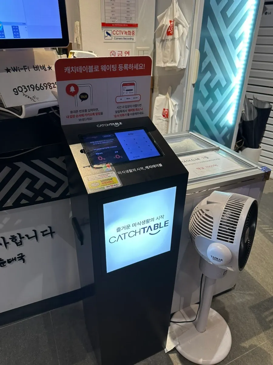 깔끔하게 관리된 반찬 셀프바