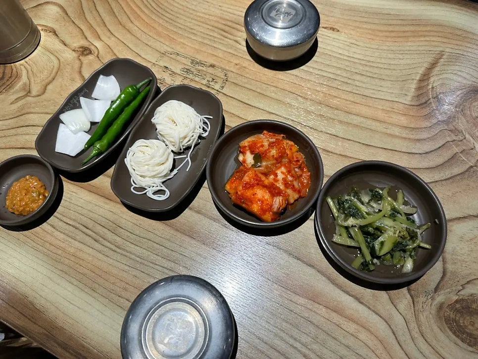 순대국과 함박스테이크를 주문한 테이블 세팅