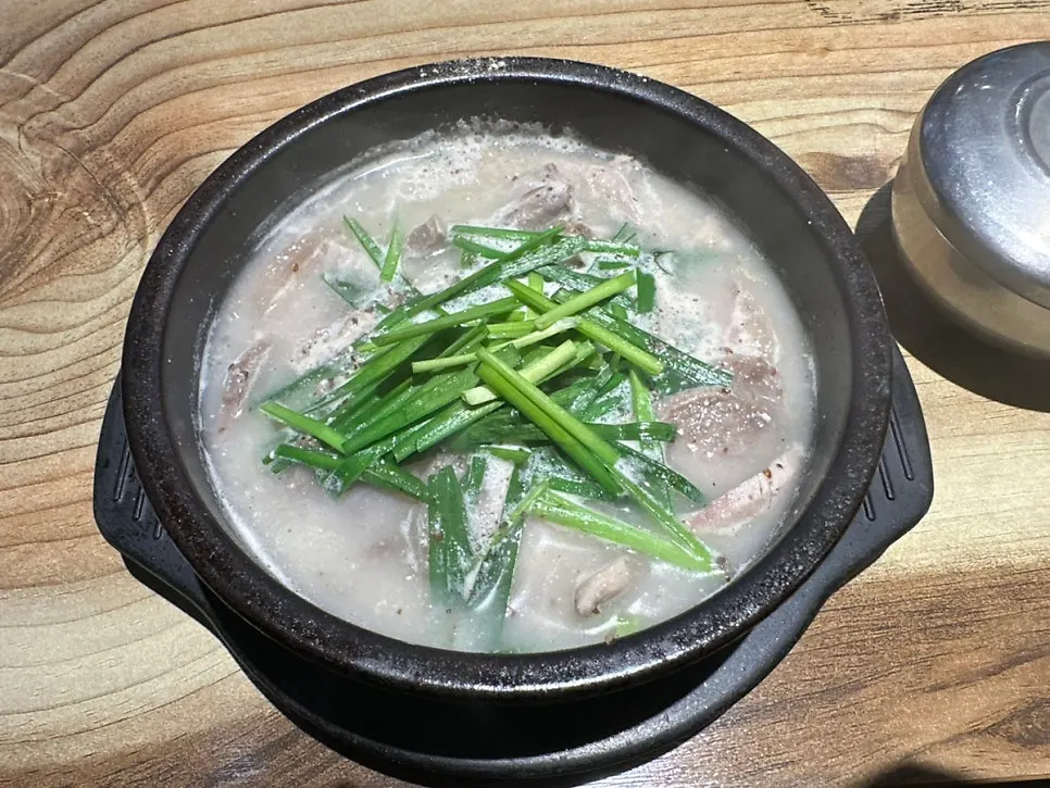 다대기와 새우젓, 들깨가루가 놓인 테이블