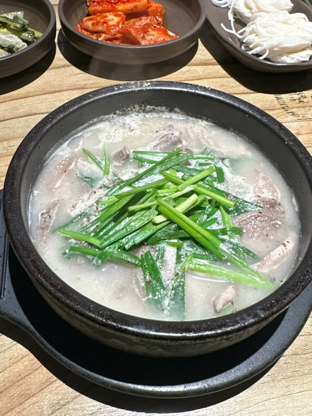 부추가 듬뿍 올라간 순대국 한 그릇