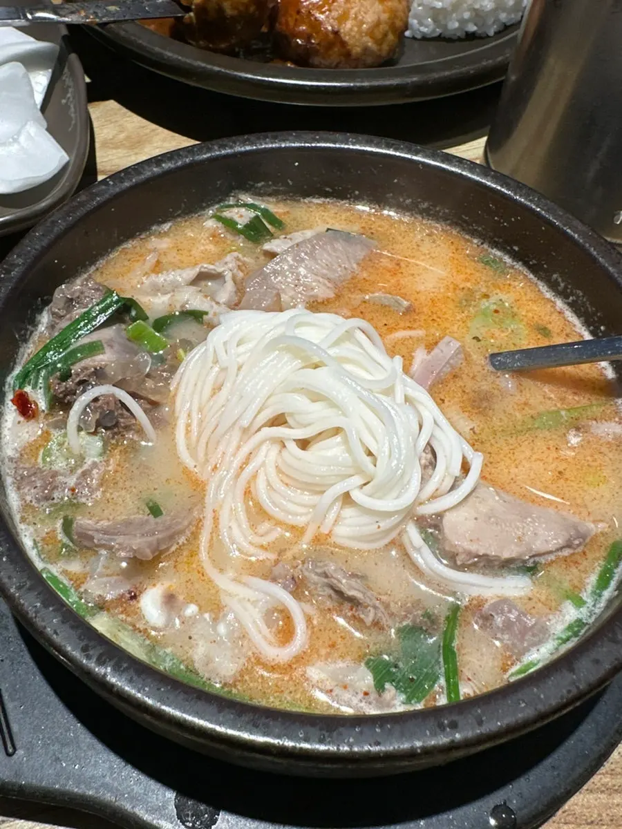 다대기를 넣어 빨갛게 변한 순대국