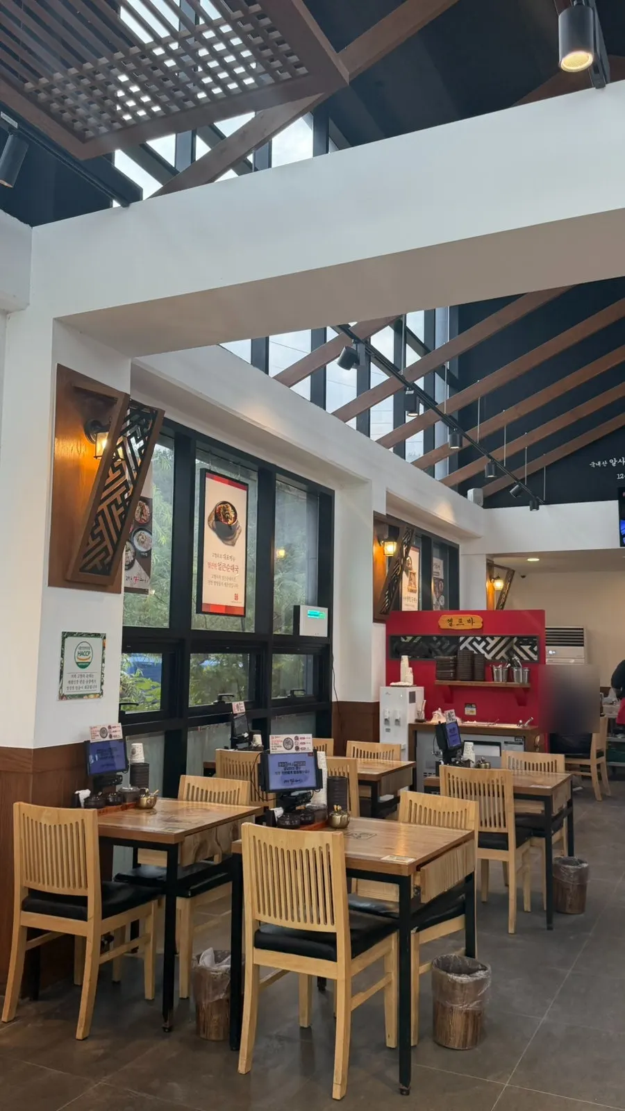 High-ceilinged interior of Gohyangok Eolkeun Sundaeguk Wondang Branch
