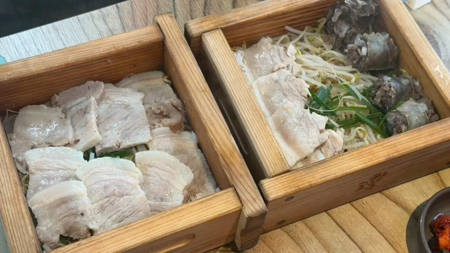 Hinoki mixed platter for ₩7,000 in a cypress steamer