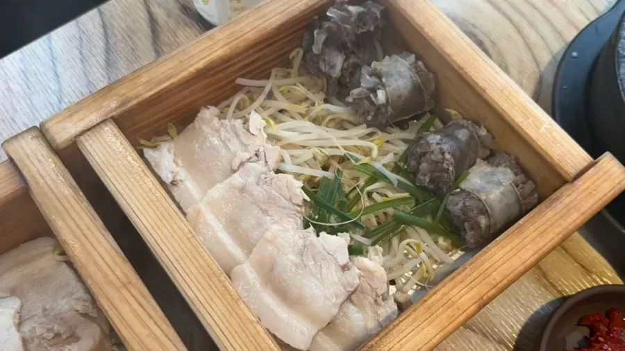Close-up of boiled pork and native-style sausage from the hinoki platter