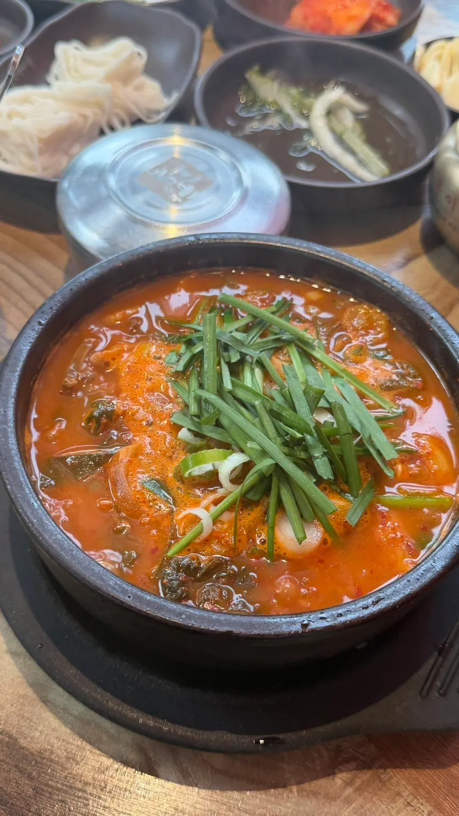 Table setting with the signature spicy sundae soup