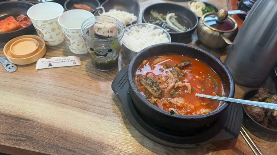 A full spread of sundae soup set for a family meal