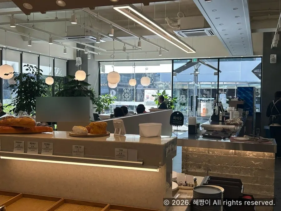 Area sekitar pintu masuk Flowerpot Cafe