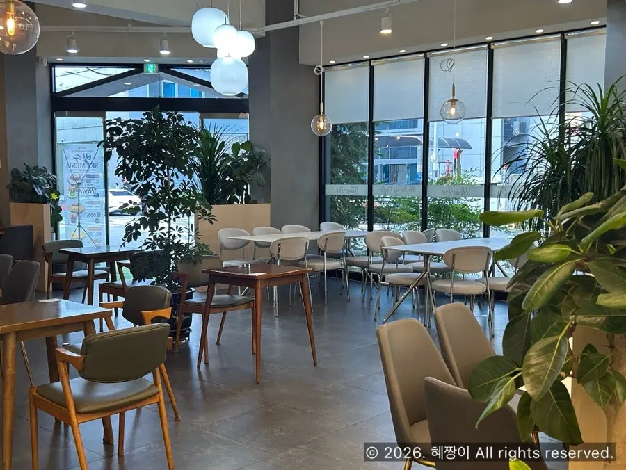 Interior Flowerpot Cafe yang luas dan lapang