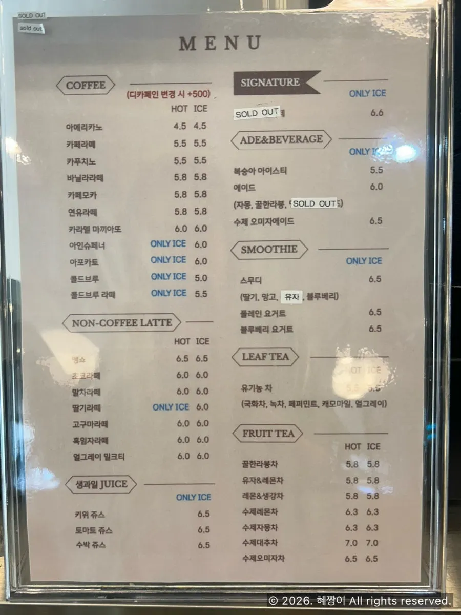 Ruang kafe dengan penataan tanaman