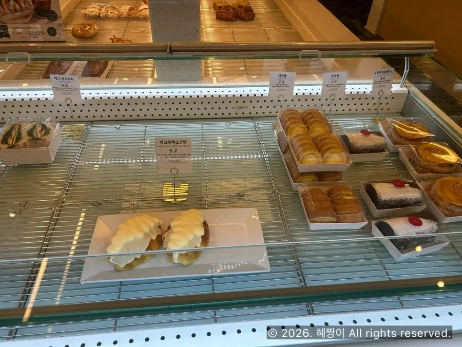 Meja kafe yang ditata dengan lega