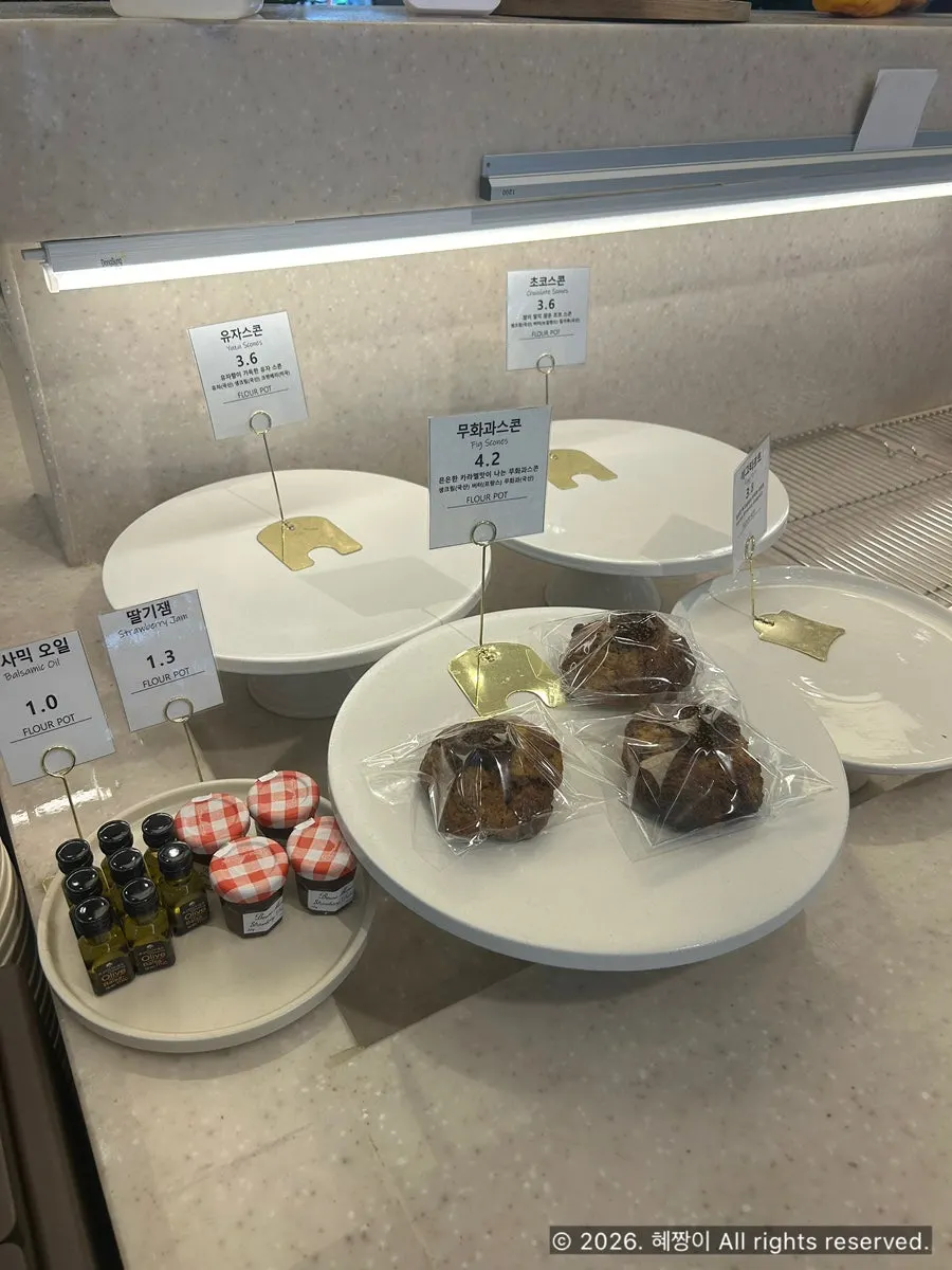 Sudut bakery dengan roti panggang sendiri