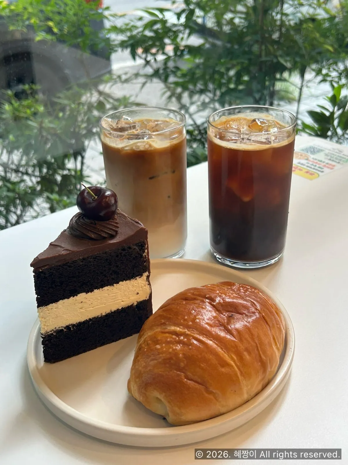 Salt bread, Matilda choco cake, es Americano, dan cafe latte