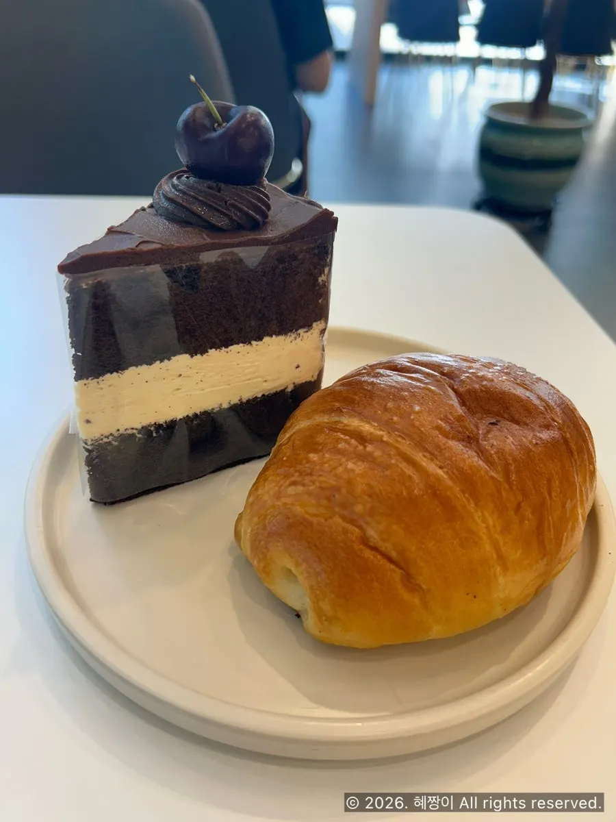 Satu buah salt bread Flowerpot Cafe