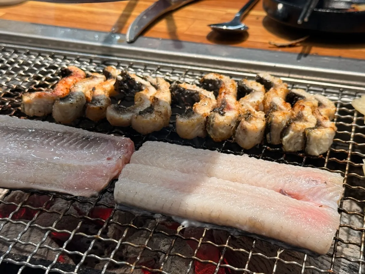 Continuing to grill eel over charcoal, all-you-can-eat style
