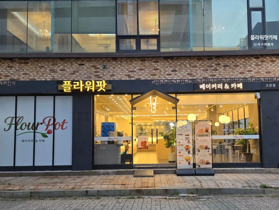 Flowerpot Cafe entrance with business hours sign