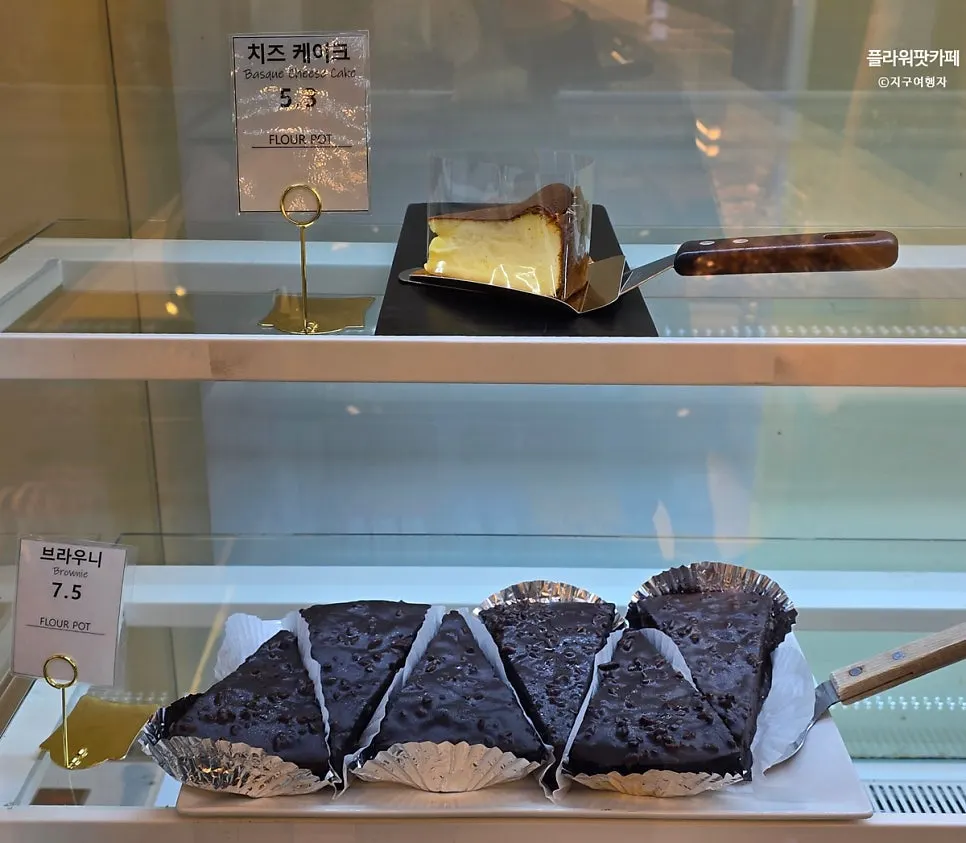 Slice cake display case at Flowerpot Cafe