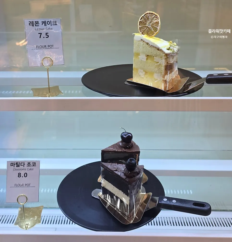 Cheese cake and brownie on display